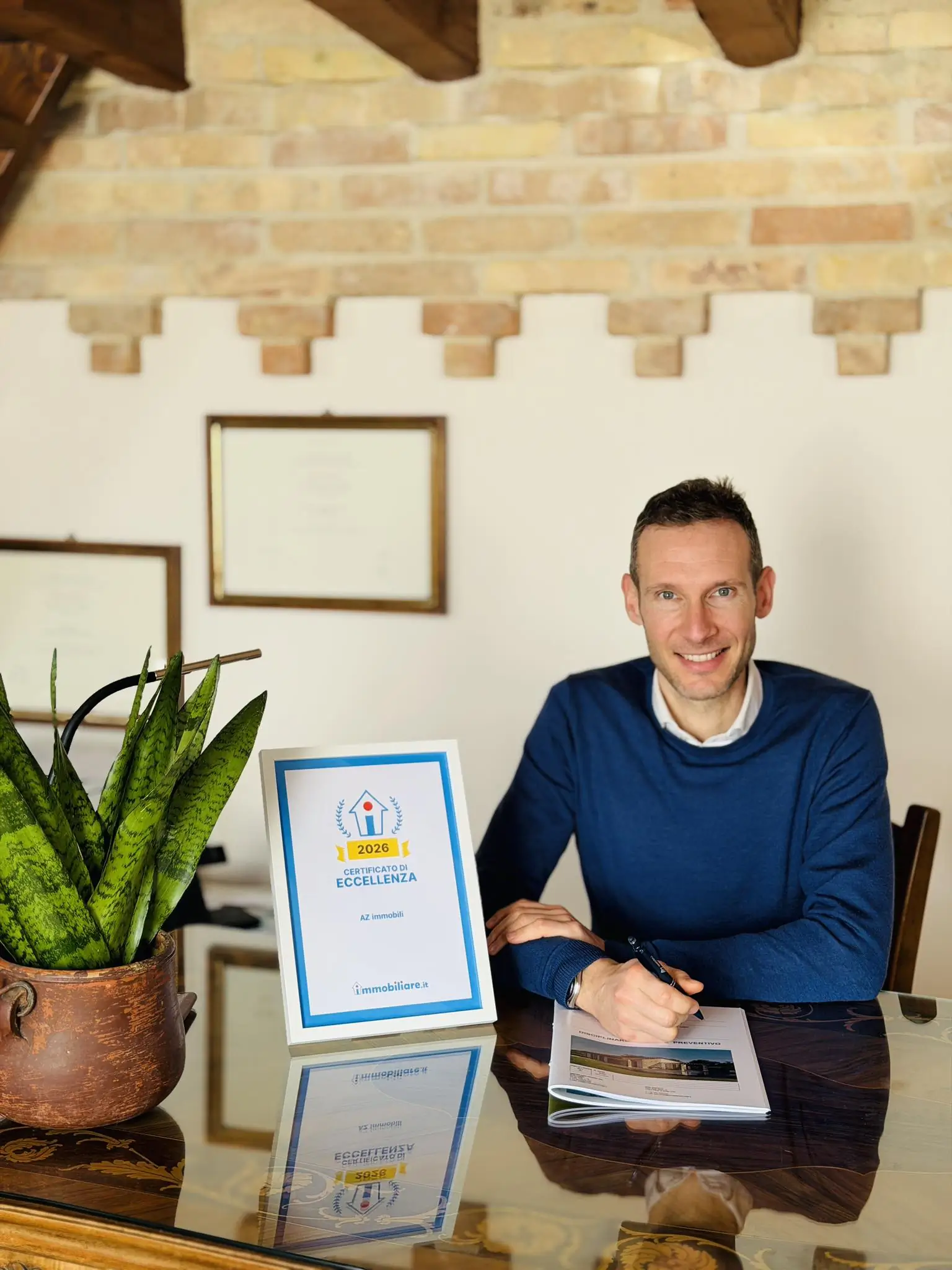 Architetto Andrea Zaccaron, titolare di AZ Immobili agenzia immobiliare a Farra di Soligo, con certificato di eccellenza immobiliare